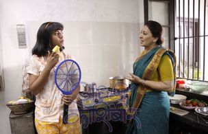 Vandana Gupte and Mrunmayee Deshpande in Aandhali Koshimbir (2014)