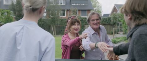 Harry van Rijthoven and Carolien van den Berg in Curry uit Varanasi (2021)