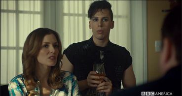 Lauren Hammersley and Jordan Gavaris in Orphan Black (2013)