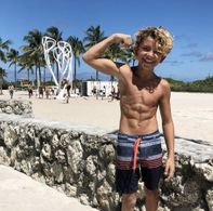 Muscle beach- Cairo Zion