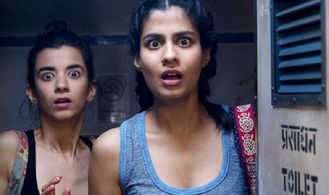 Saba Azad and Shreya Dhanwanthary in Ladies Room (2016)