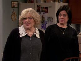 Renée Taylor and Mary Testa in 2 Broke Girls (2011)