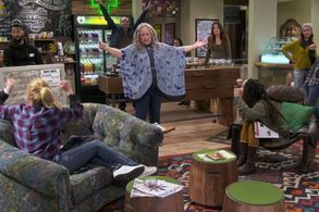Kathy Bates, Elizabeth Ho, Tone Bell, and Elizabeth Alderfer in Disjointed (2017)
