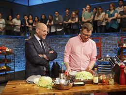 Alton Brown and Bobby Flay in Beat Bobby Flay: It's a Date (2019)