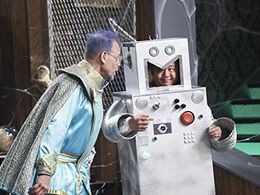 Alton Brown in Cutthroat Kitchen (2013)