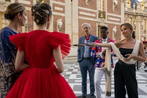 Kate Walsh, Philippine Leroy-Beaulieu, Bruno Gouery, Lily Collins, and Samuel Arnold in Emily in Paris (2020)