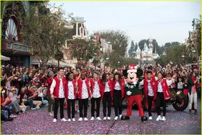 Disney's Club Mickey Mouse: ABC & Disney Parks Magical Christmas Celebration