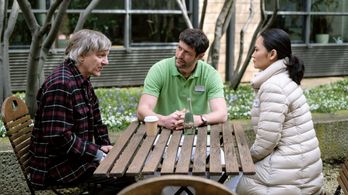 Lutz Blochberger, Mai Duong Kieu, and Michael Raphael Klein in In aller Freundschaft: Aus der Bahn geworfen (2022)