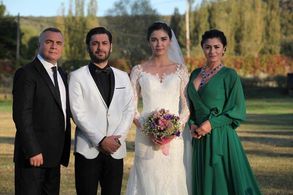 Oktay Kaynarca, Deniz Çakir, Ozan Akbaba, and Sevcan Yasar in Eskiya Dünyaya Hükümdar Olmaz (2015)