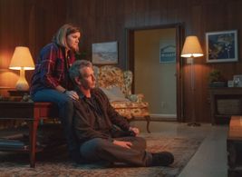 Mare Winningham and Ben Mendelsohn in The Outsider (2020)