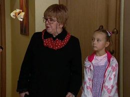Olga Volkova and Ekaterina Starshova in Papiny dochki (2007)
