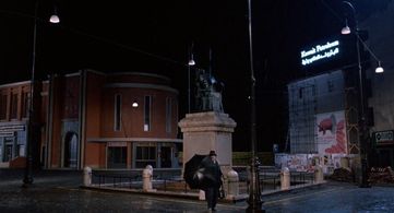 Paolo Villaggio in The Voice of the Moon (1990)