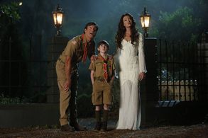 Jerry O'Connell, Portia de Rossi, and Mason Cook in Mockingbird Lane (2012)
