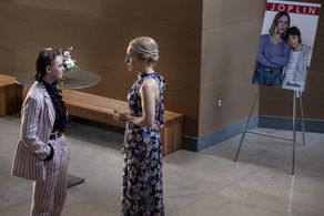 Sarah Goldberg and Elsie Fisher in Barry: all the sauces (2022)