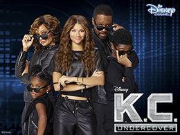 Kadeem Hardison, Tammy Townsend, Kamil McFadden, Zendaya, and Trinitee in K.C. Undercover (2015)