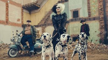 Emma Stone, Joel Fry, and Paul Walter Hauser in Cruella (2021)