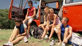 Chris Foy, Adam Saunders, Sophie Luck, Mara Scherzinger, Kate Bell, and Tahyna MacManus in Blue Water High (2005)