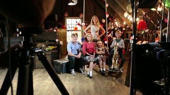 Heather Graham, Kiernan Shipka, Mason Dye, Maxwell Kovach, and Ava Telek in The Dollanganger Saga: Flowers in the Attic 