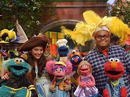 Christopher Knowings and Suki Lopez in Sesame Street (1969)