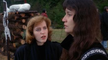 Gillian Anderson and Renae Morriseau in The X-Files (1993)