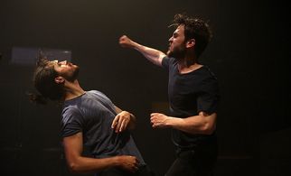 Aras Bulut Iynemli and Alperen Duymaz in Çukur (2016)