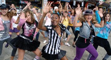 Kayla Jackson, Pilar Martin, Kayla Raparelli, Najee Wilson, and Alexis Biesiada in Standing Ovation (2010)