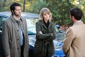 Misha Collins, Samantha Smith, and Adam Fergus in Supernatural (2005)