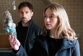 Anna Brüggemann and Benjamin Sadler in Das Dorf der Mörder (2015)
