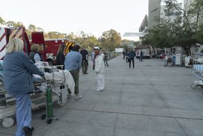 Debbie Allen, Martin Henderson, Linda Klein, and Ellen Pompeo in Grey's Anatomy (2005)