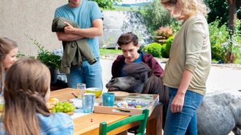 Paulina Schnurrer, Sebastian Achilles, Jana Reinermann, Tabea Hug, and Giuliano Marieni in A House of Animals: Zum Fress