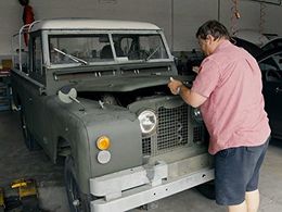Mike Brewer in Wheeler Dealers (2003)