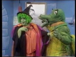 Carol Lee Scott and Freddie Stevens in Emu's World (1982)