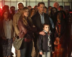 Josh Dallas, Melissa Roxburgh, and Jack Messina in Manifest: Pilot (2018)