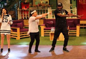 Kanika Kapoor and Chris Gayle in The Kapil Sharma Show (2016)