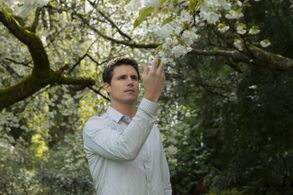 Robbie Amell in Upload (2020)