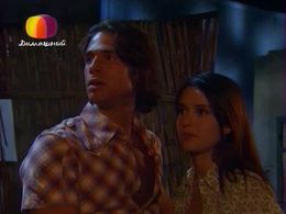 Marlene Favela and Sebastián Rulli in Contra viento y marea (2005)