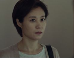 Moon So-ri, Kim Mi-Kyung, and Yoon Kyung-ho in The Juror (2019)