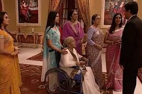 Neelam Mehra, Sakshi Tanwar, Tina Parekh, Lily Patel, Kiran Karmarkar, and Nayan Bhatt in Kahaani Ghar Ghar Kii (2000)