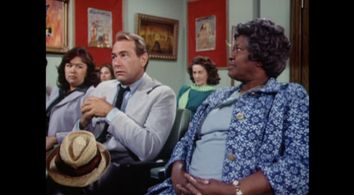Ella Mae Brown, Darren McGavin, and Kellye Nakahara in Kolchak: The Night Stalker (1974)