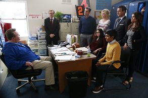 Anjali Bhimani, Julie Bowen, Ty Burrell, Andy Daly, Ajay Mehta, Eric Stonestreet, Ariel Winter, and Suraj Partha in Mode