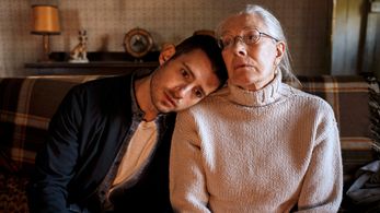 Vanessa Redgrave and Julian Morris in Man in an Orange Shirt (2017)