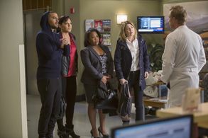 Kevin McKidd, Ellen Pompeo, Sara Ramirez, Jesse Williams, and Chandra Wilson in Grey's Anatomy (2005)