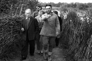 Sergey Bondarchuk and Mikhail Sholokhov in They Fought for Their Country (1975)