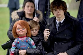 (l-r) Chucky, Callum Vinson as Henry Collins, Jackson Kelly as Grant Collins, Lara Jean Chorostecki as Charlotte Collins