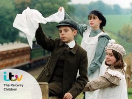 Jack Blumenau, Jemima Rooper, and Clare Thomas in Masterpiece: The Railway Children (2000)