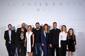 Emma Suárez, Denis Rovira van Boekholt, Kiko Martínez, Maggie Civantos, Manuela Vellés, Alain Hernández, and Claudia Pla