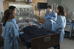 Nicholas Gonzalez, Freddie Highmore, Necar Zadegan, Antonia Thomas, Emily Hinkler, and Elizabeth Hinkler in The Good Doc