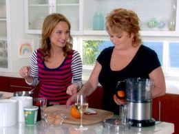 Raffaella De Laurentiis and Giada De Laurentiis in Giada at Home 2.0 (2008)