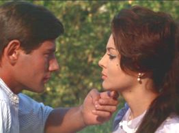 Luigi Giuliani and Sara Montiel in La reina del Chantecler (1962)