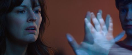 Rosemarie DeWitt and Kyle Catlett in Poltergeist (2015)